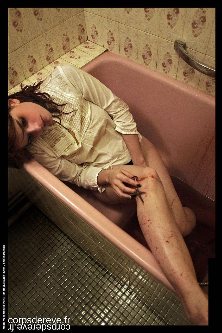 Jeune fille dans sa baignoire ensanglant�e